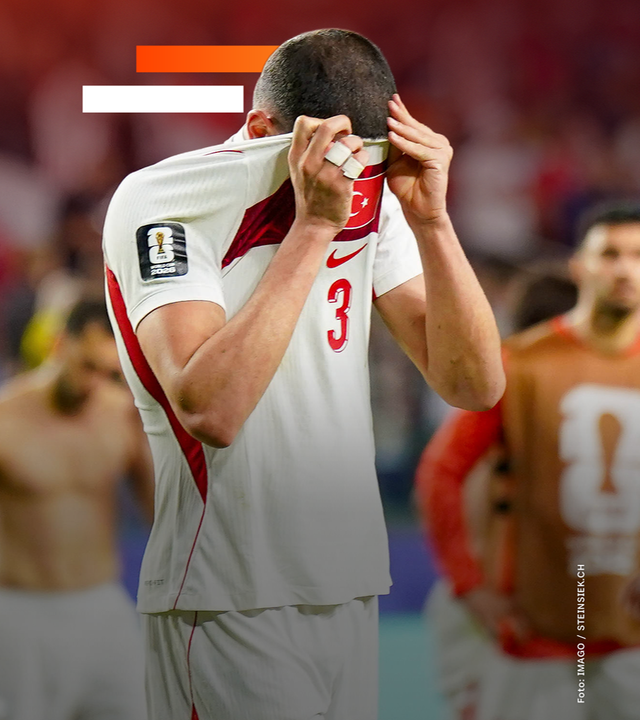Der türkische Nationalspieler Merih Demiral zieht frustiert das Trikot über seinen Kopf nach dem WM-Aus der Türkei