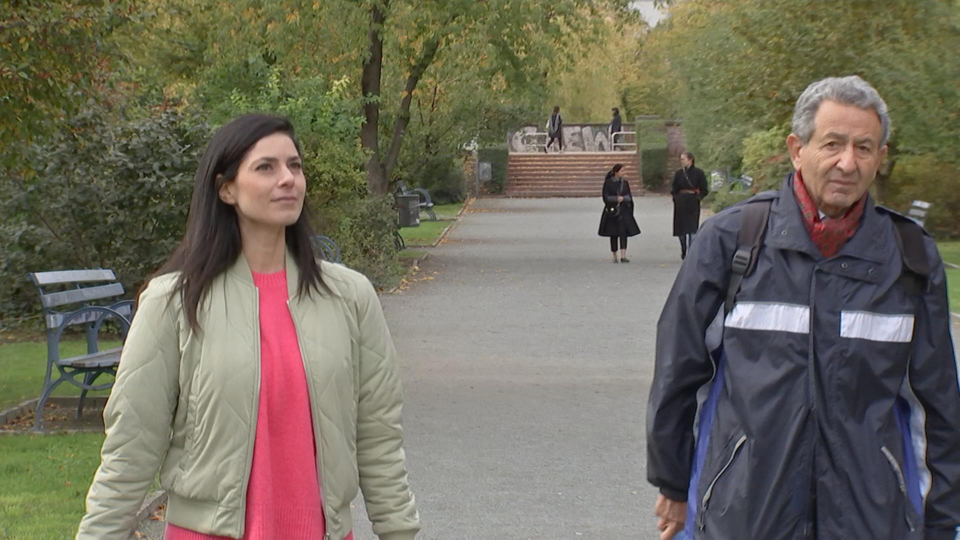 Dilek Üsük (li.) redet mit Türkeistämmigen über den Mauerfall