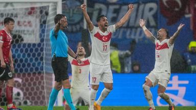 Türkische Spieler feiern während des Achtelfinales zwischen Österreich und der Türkei.