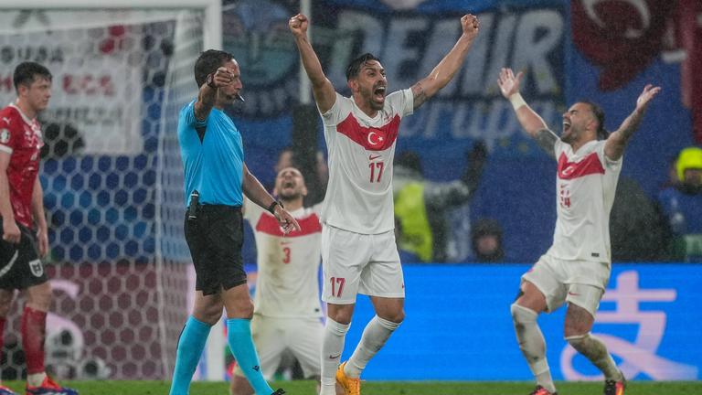 Türkische Spieler feiern während des Achtelfinales zwischen Österreich und der Türkei.