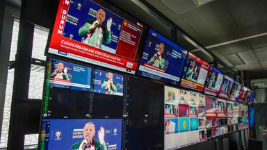 Archiv: Bildschirme in der Zentrale des türkischen Nachrichtensenders Halk TV