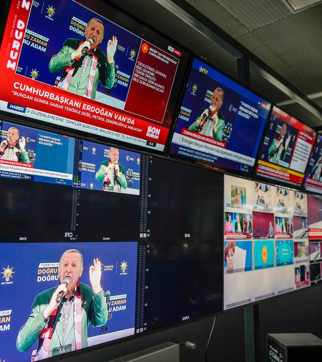 Archiv: Bildschirme in der Zentrale des türkischen Nachrichtensenders Halk TV