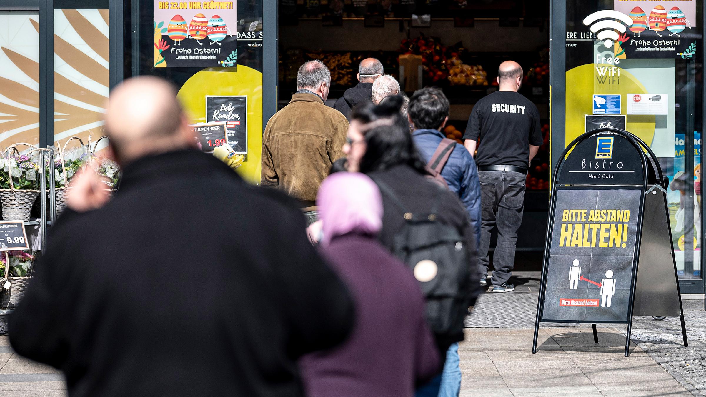 Berlin: Vor einem Supermarkt in Schöneberg bildet sich eine lange Schlange.
