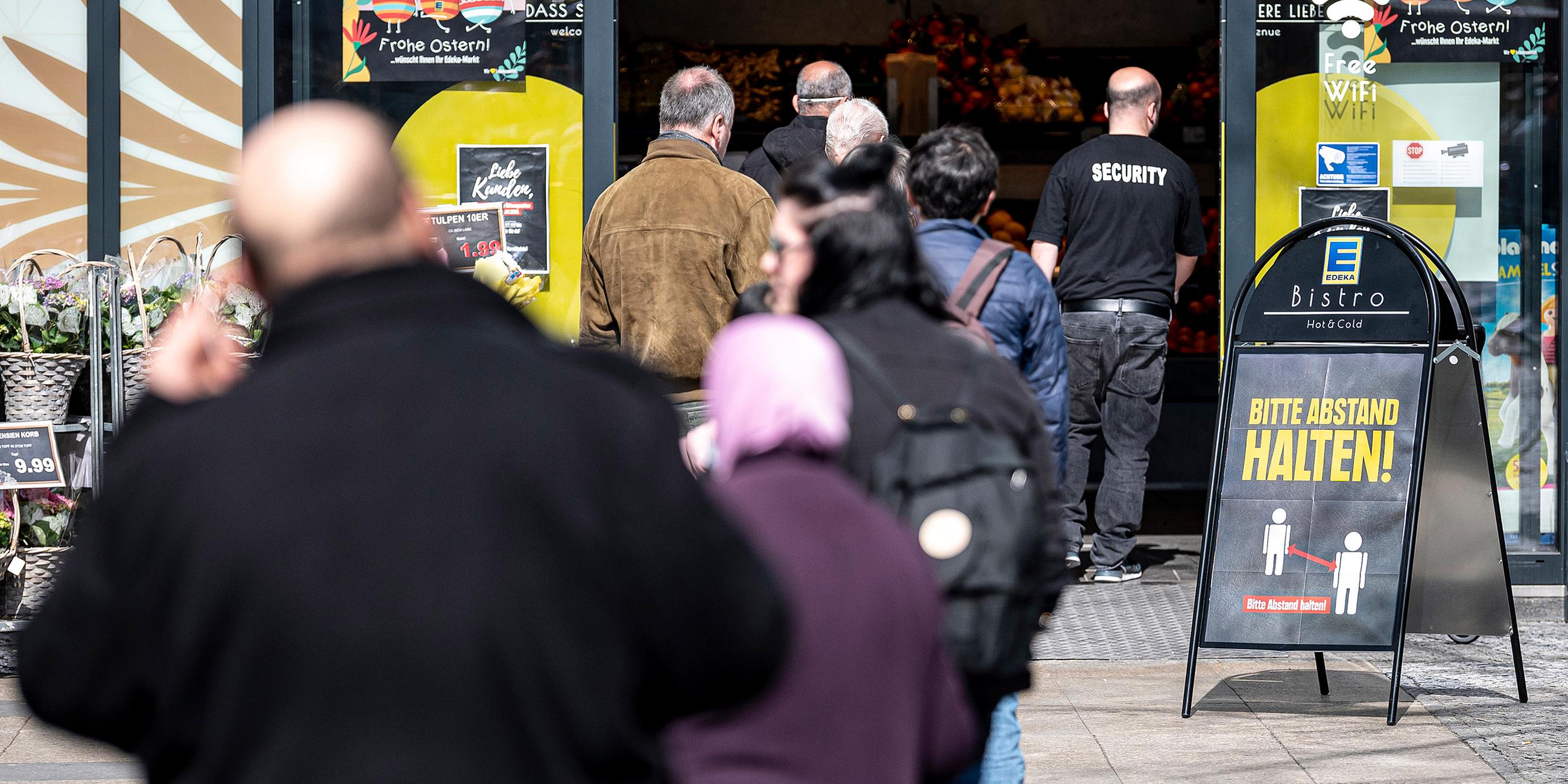 Berlin: Vor einem Supermarkt in Schöneberg bildet sich eine lange Schlange.