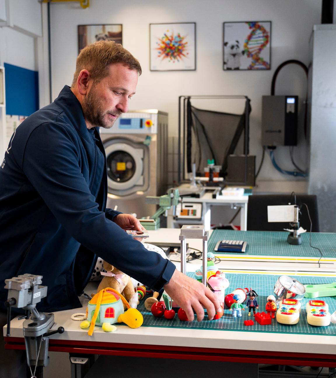  Bayern, Nürnberg: Sebastian Rösch, Laborleiter des Spielzeugprüflabors, bereitet verschiedene Spielzeuge für die mechanische Prüfung vor. 