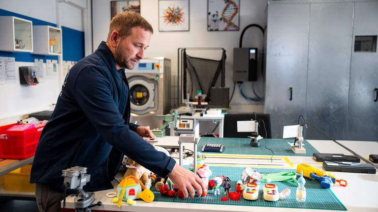  Bayern, Nürnberg: Sebastian Rösch, Laborleiter des Spielzeugprüflabors, bereitet verschiedene Spielzeuge für die mechanische Prüfung vor. 