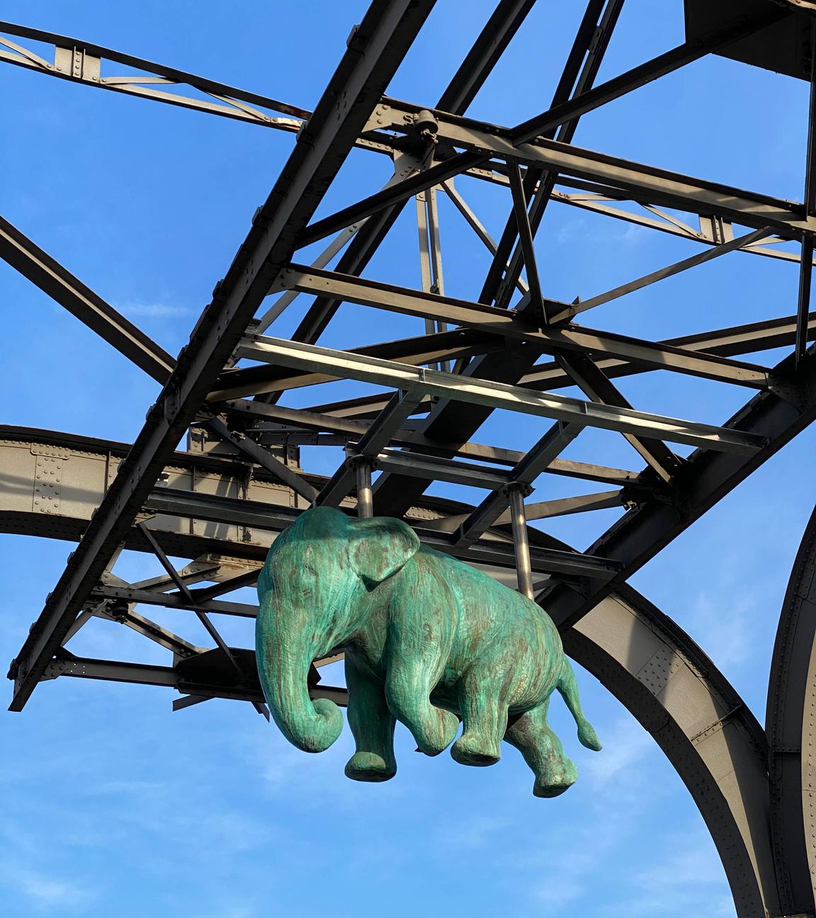 Bronzeskulptur von Tuffi dem Elefanten.