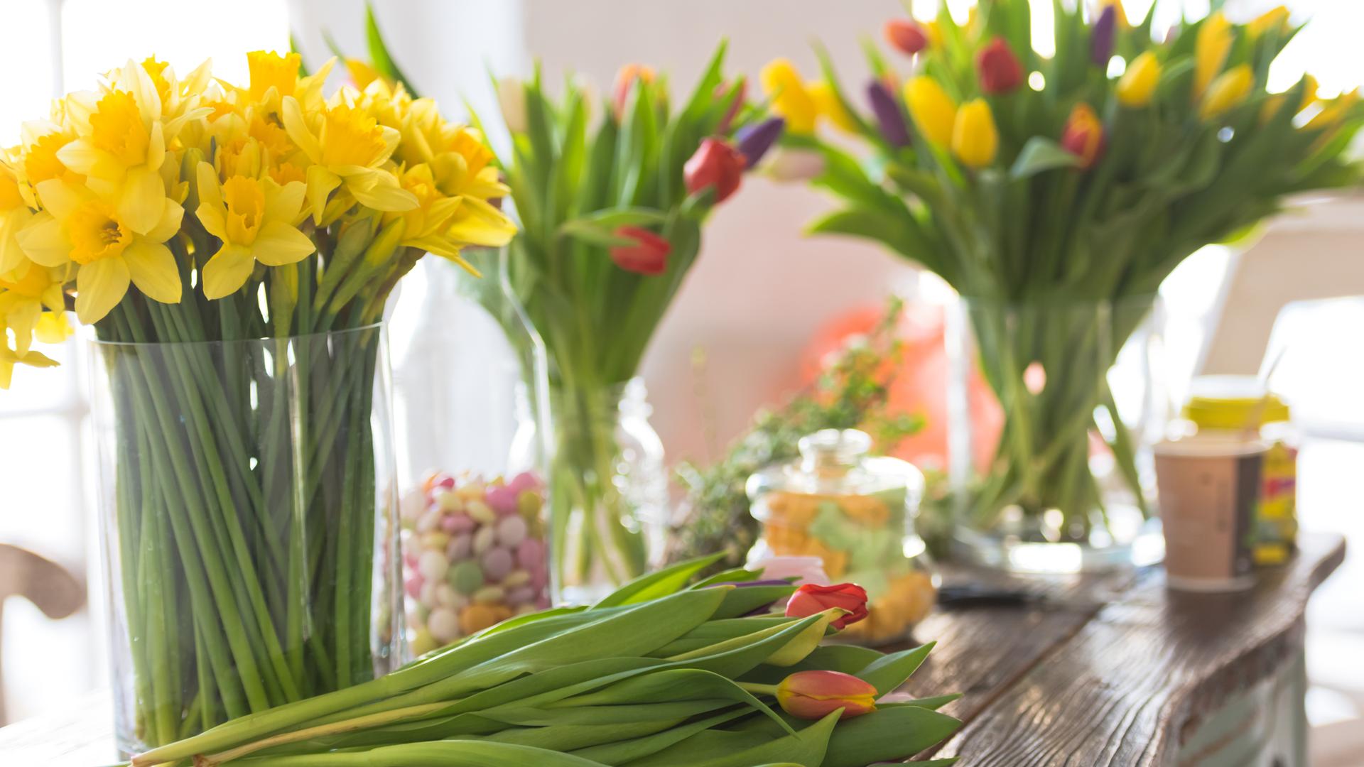 Tulpen und Narzissen auf einem Holztisch