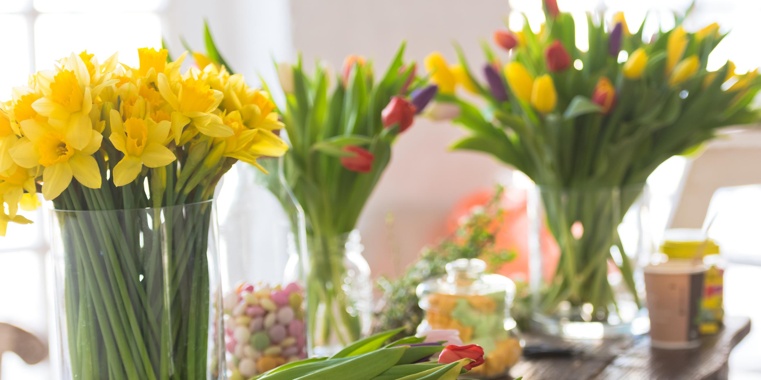 Tulpen und Narzissen auf einem Holztisch