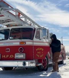 Altes Feuerwehrauto steht im Schnee in Oklahoma. Ein Mann öffnet die Fahrertür.