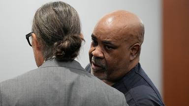 Duane Davis (rechts) spricht am Dienstag, dem 13. Oktober 2026, in Las Vegas während der Anhörung zur Strafmaßverkündung – nach seiner Verurteilung wegen Mordes am Rapper Tupac Shakur – mit seinem Anwalt Michael Sanft.
