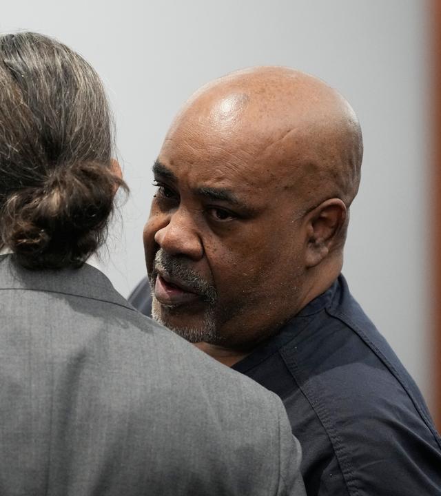 Duane Davis (rechts) spricht am Dienstag, dem 13. Oktober 2026, in Las Vegas während der Anhörung zur Strafmaßverkündung – nach seiner Verurteilung wegen Mordes am Rapper Tupac Shakur – mit seinem Anwalt Michael Sanft.