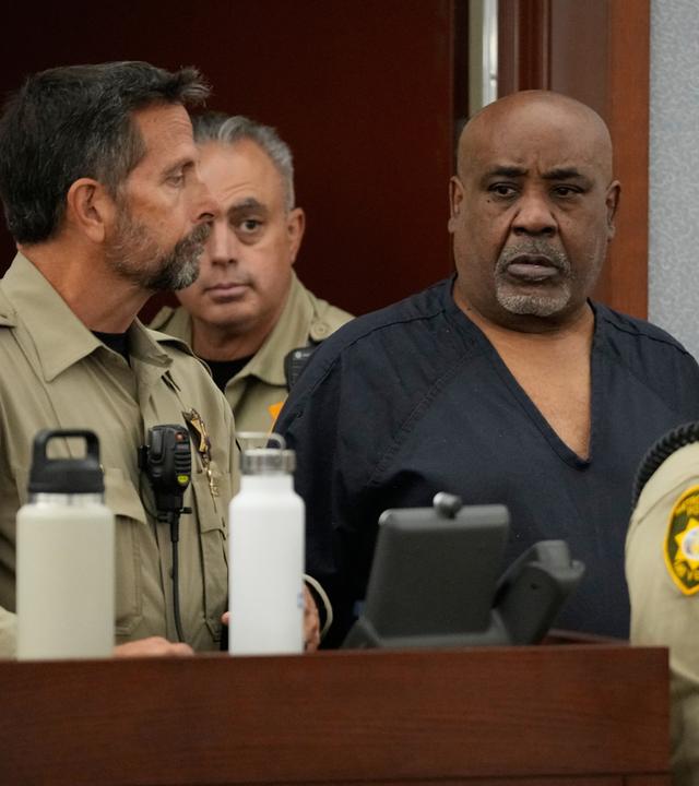 Duane Davis (M) wird von der Polizei in den Gerichtssaal geführt. Aufgenommen am 13.10.26 in  Las Vegas, USA