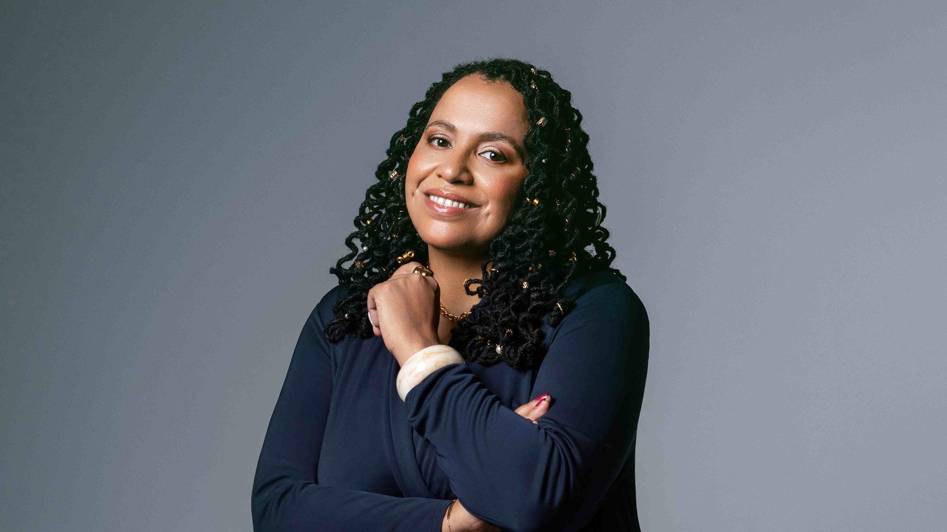 Das Bild zeigt die Autorin Tupoka Ogette.