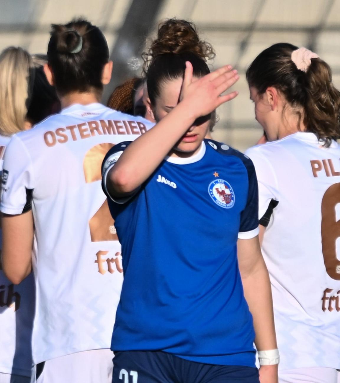 Potsdams Alina Gnädig vor den jubelnden Spielerinnen aus Leverkusen.