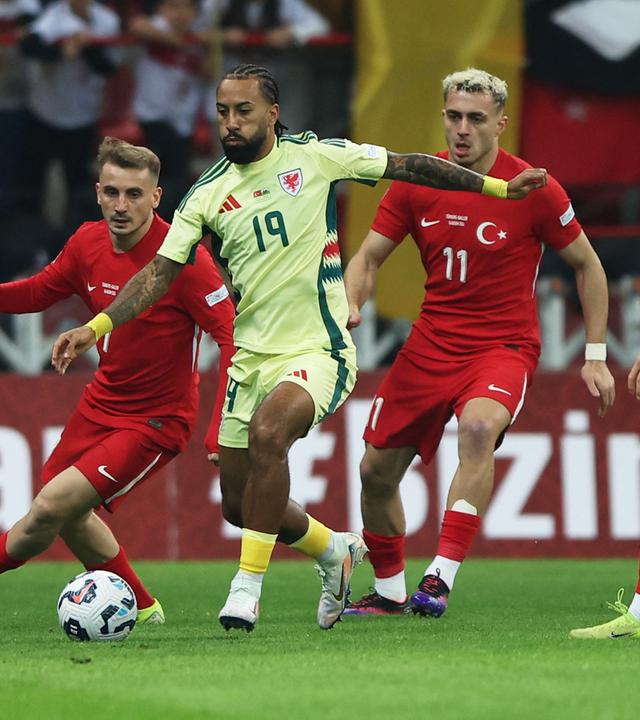 Sorba Thomas aus Wales in Aktion mit Baris Alper Yilmaz und Arda Guler aus der Türkei.