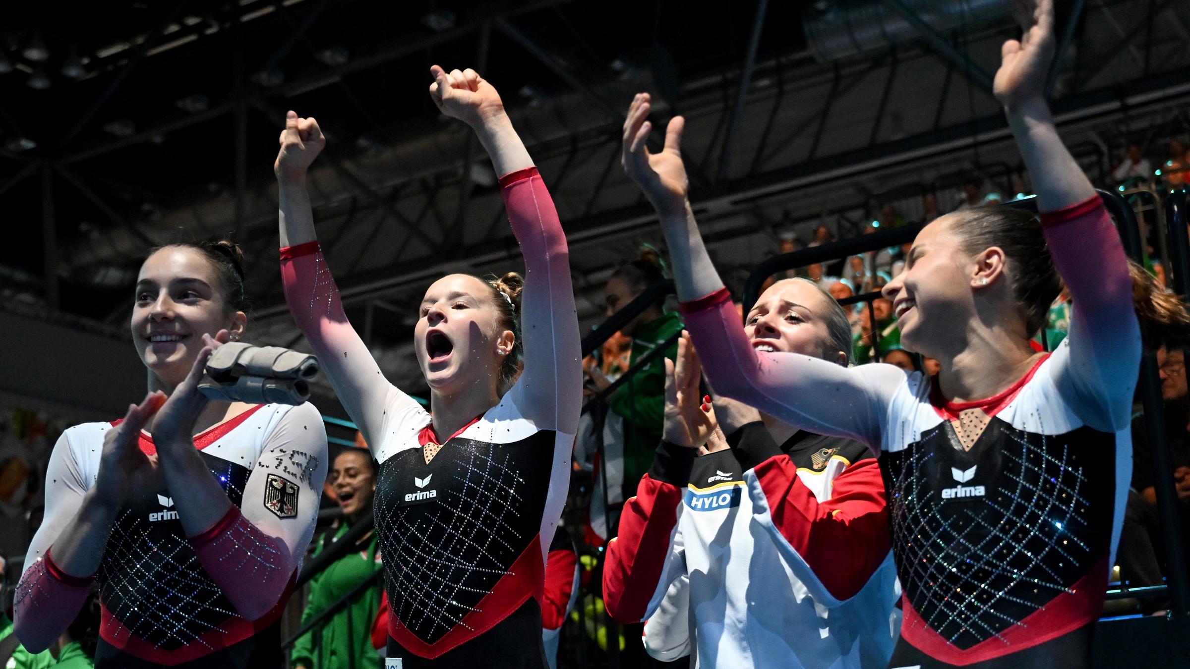Sachsen, Leipzig: Turnen, EM: Die deutschen Turnerinnen jubeln über die Silbermedaille.
