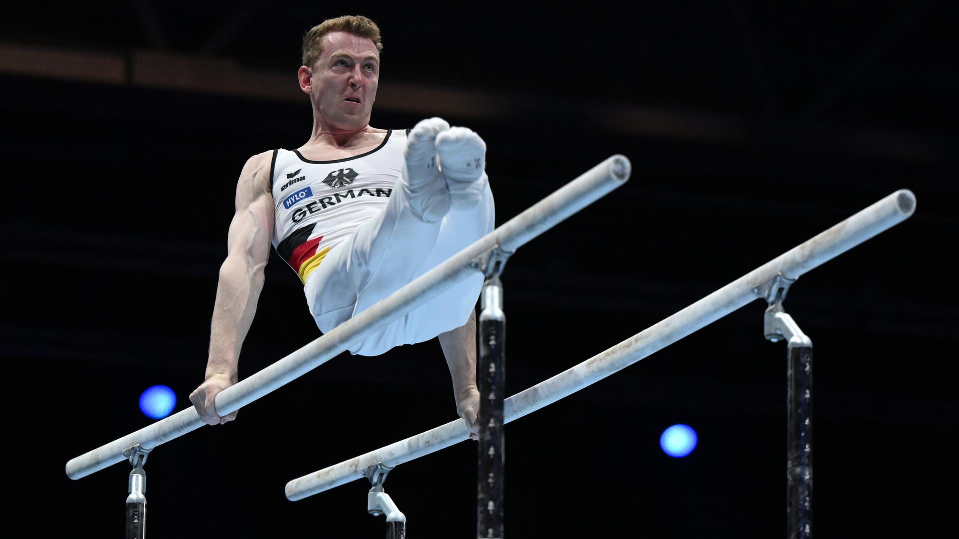 Der deutsche Turner Nils Dunkel in Aktion am Barren.