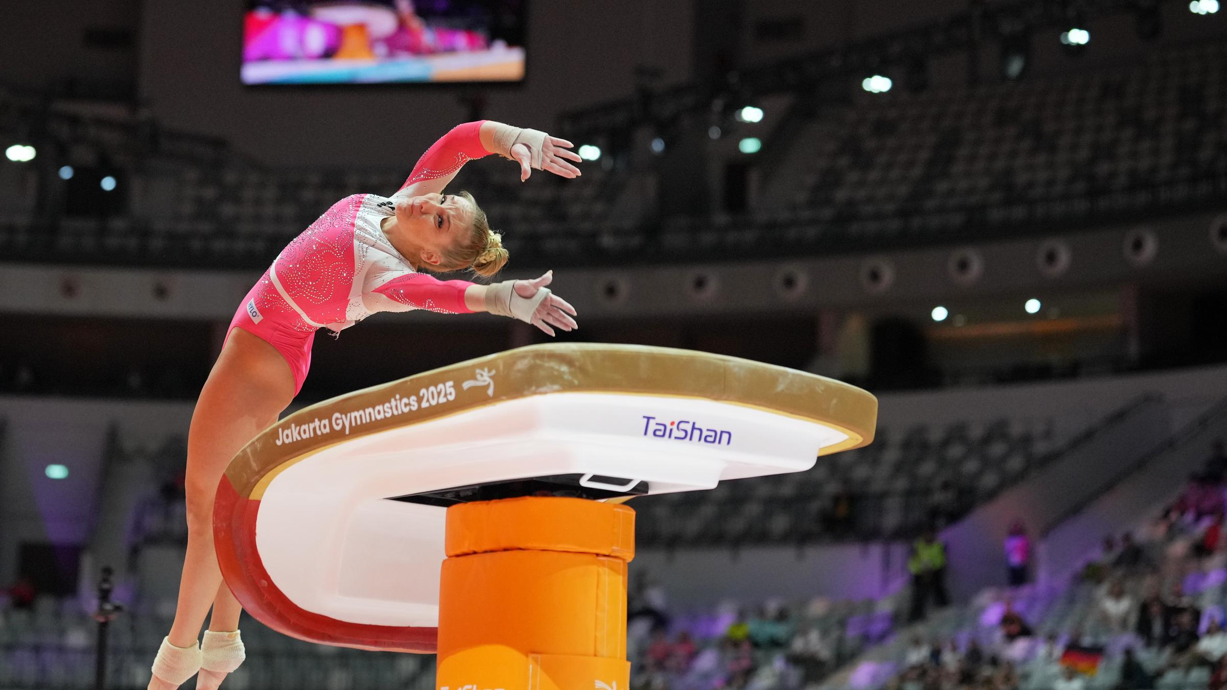 Turnerin Karina Schönmaier am Sprung bei der WM in Jakarta