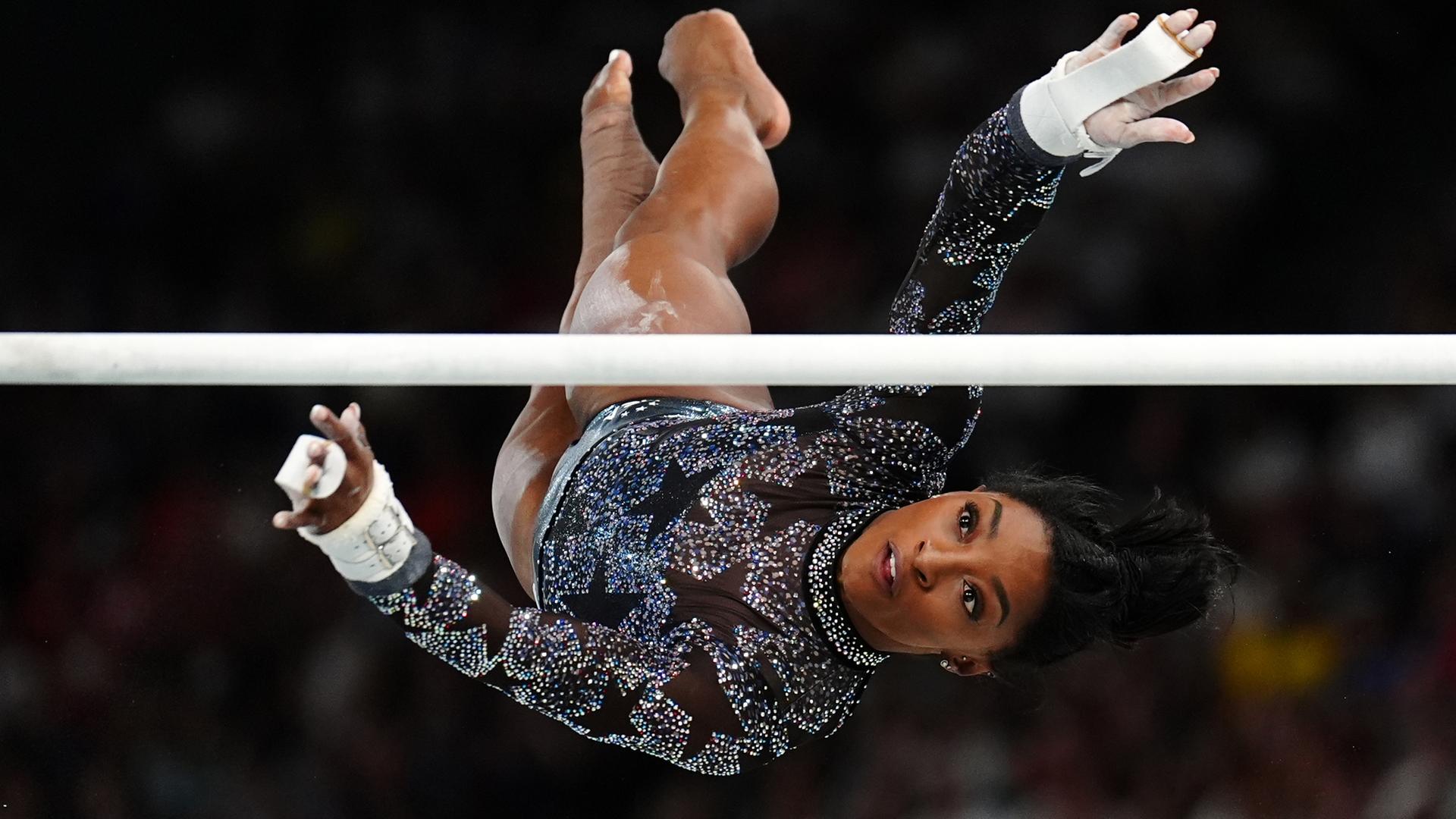 Simone Biles aus den USA turnt am Stufenbarren.