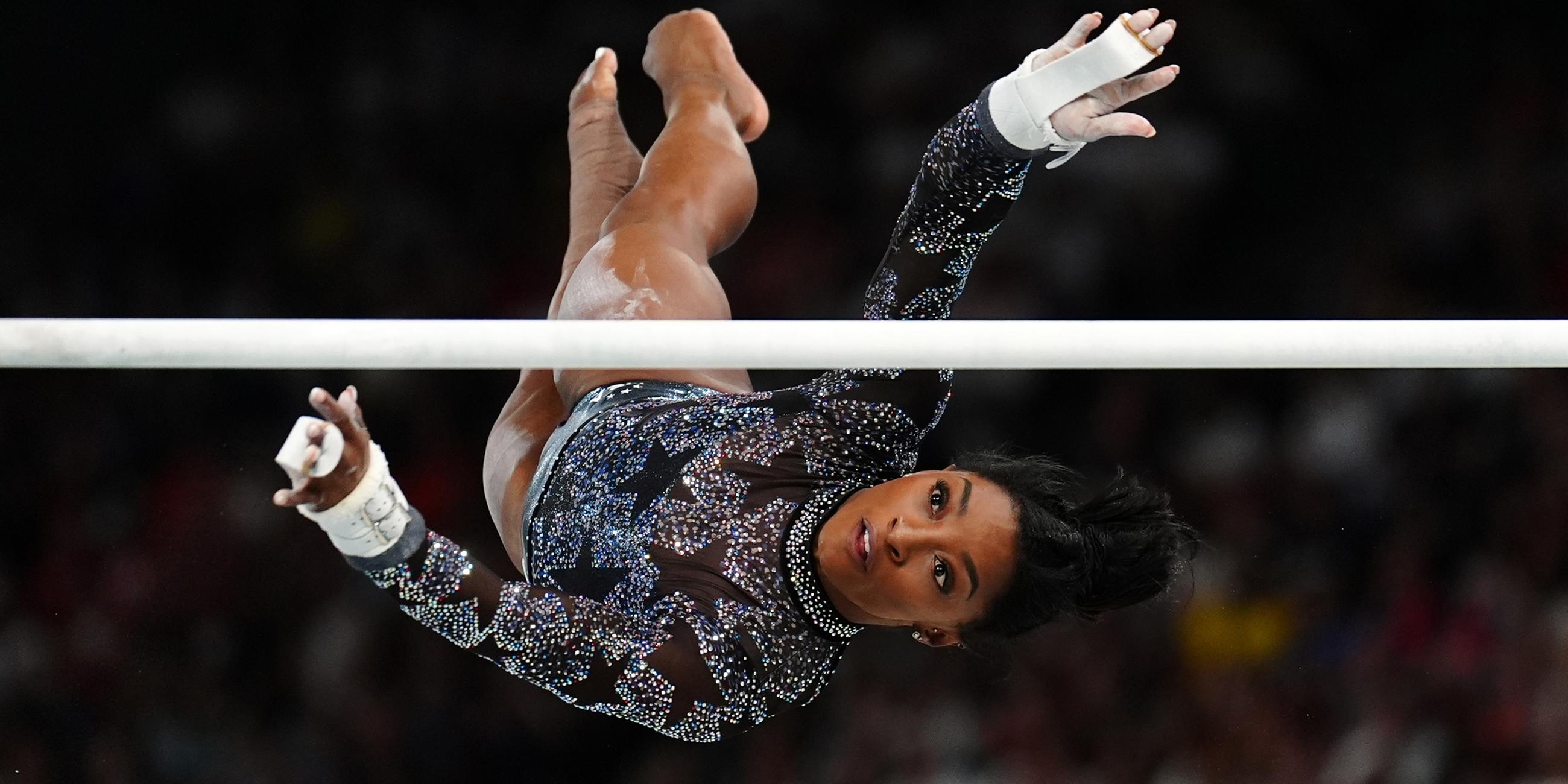 Simone Biles aus den USA turnt am Stufenbarren.