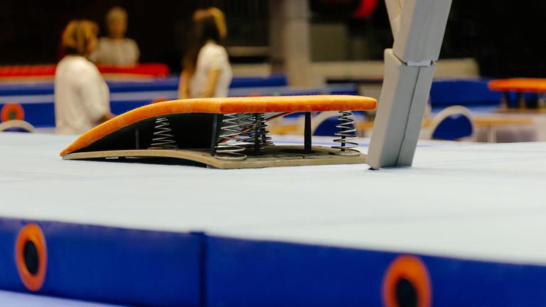 Ein Sprungbrett beim Kunstturnen.