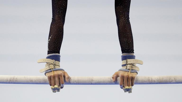 Eine Turnerin am Schwebebalken