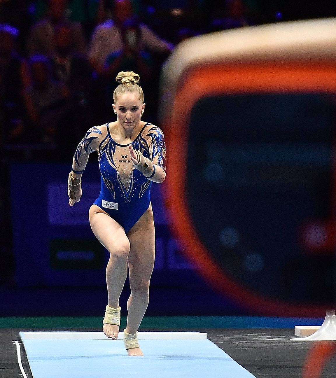 Turnerin Karina Schönmaier im Sprungfinale der Heim-EM in Leipzig