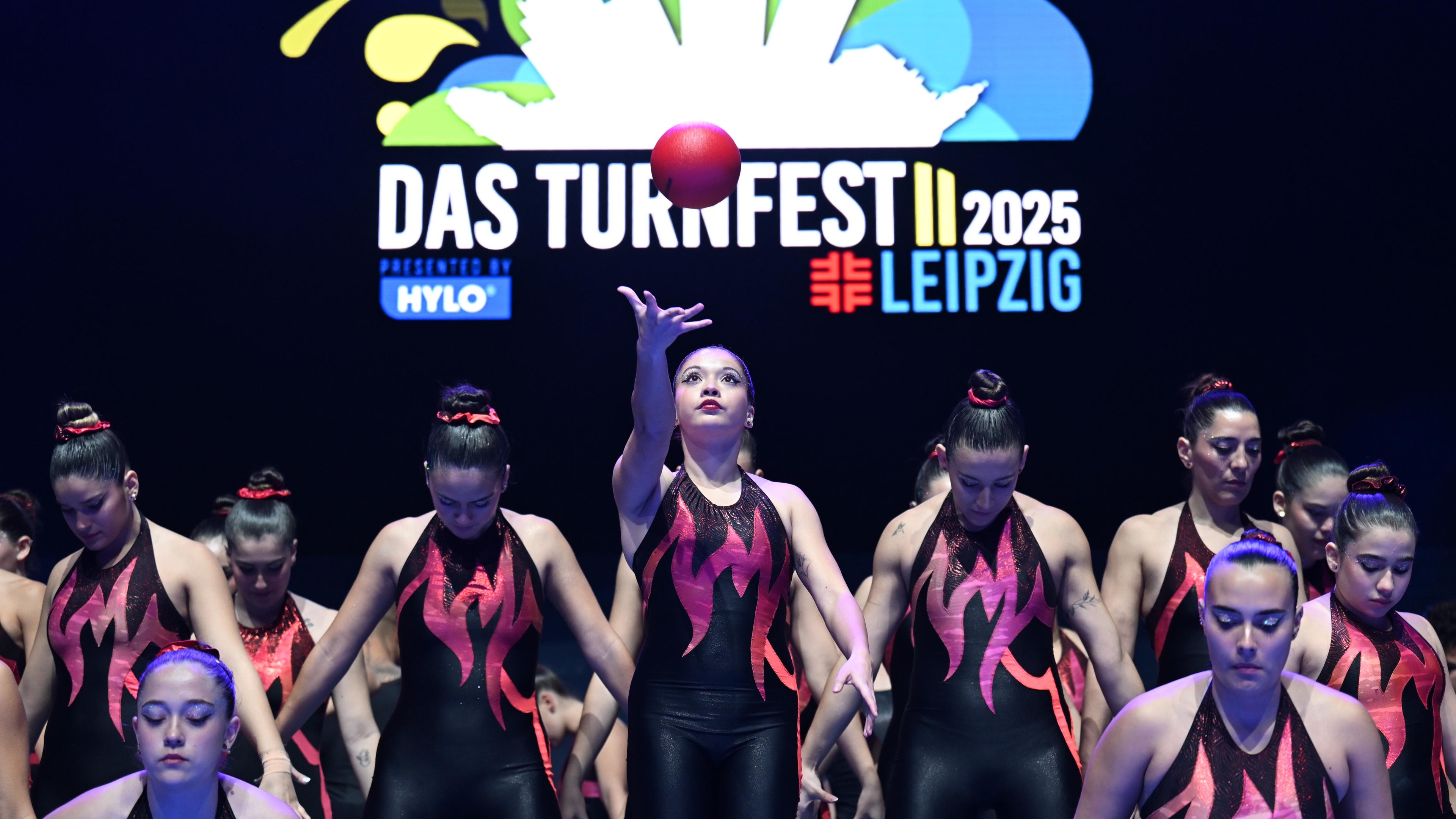 Turnerinnen bei einer Showvorführung zur Eröffnung des Deutsche Turnfestes in Leipzig.