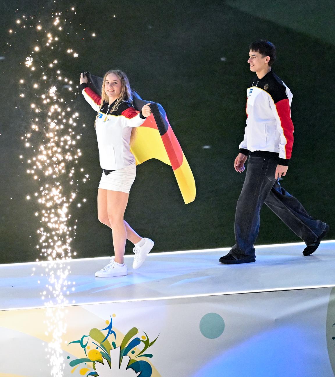 Die deutschen Goldmedaillengewinner der Turn-EM, Karina Schönmaier (l-r), Timo Eder und Nils Dunkel, kommen zur Stadiongala des Internationalen Deutschen Turnfests in der Red Bull Arena in Leipzig auf die Bühne.
