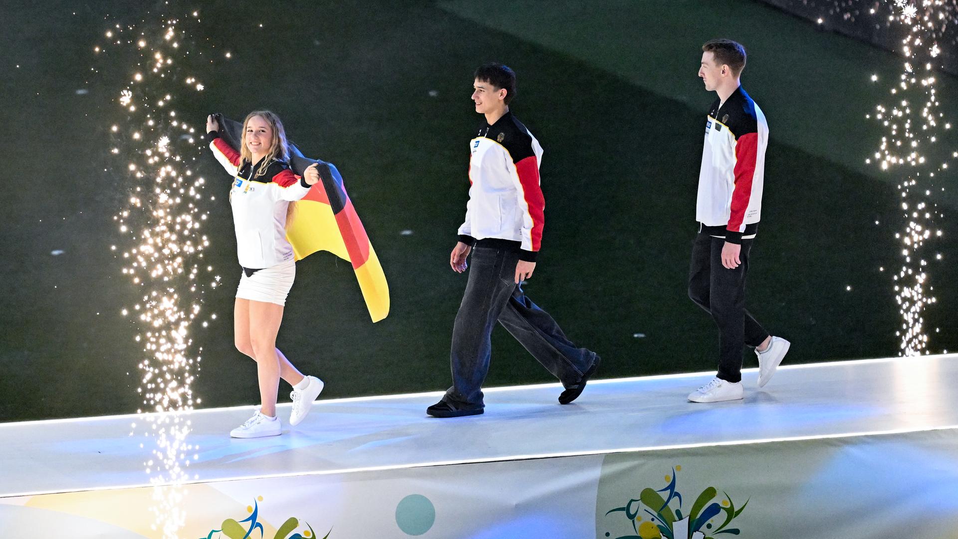 Die deutschen Goldmedaillengewinner der Turn-EM, Karina Schönmaier (l-r), Timo Eder und Nils Dunkel, kommen zur Stadiongala des Internationalen Deutschen Turnfests in der Red Bull Arena in Leipzig auf die Bühne.
