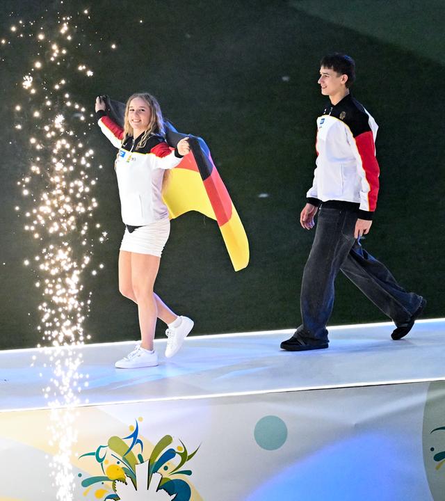 Die deutschen Goldmedaillengewinner der Turn-EM, Karina Schönmaier (l-r), Timo Eder und Nils Dunkel, kommen zur Stadiongala des Internationalen Deutschen Turnfests in der Red Bull Arena in Leipzig auf die Bühne.