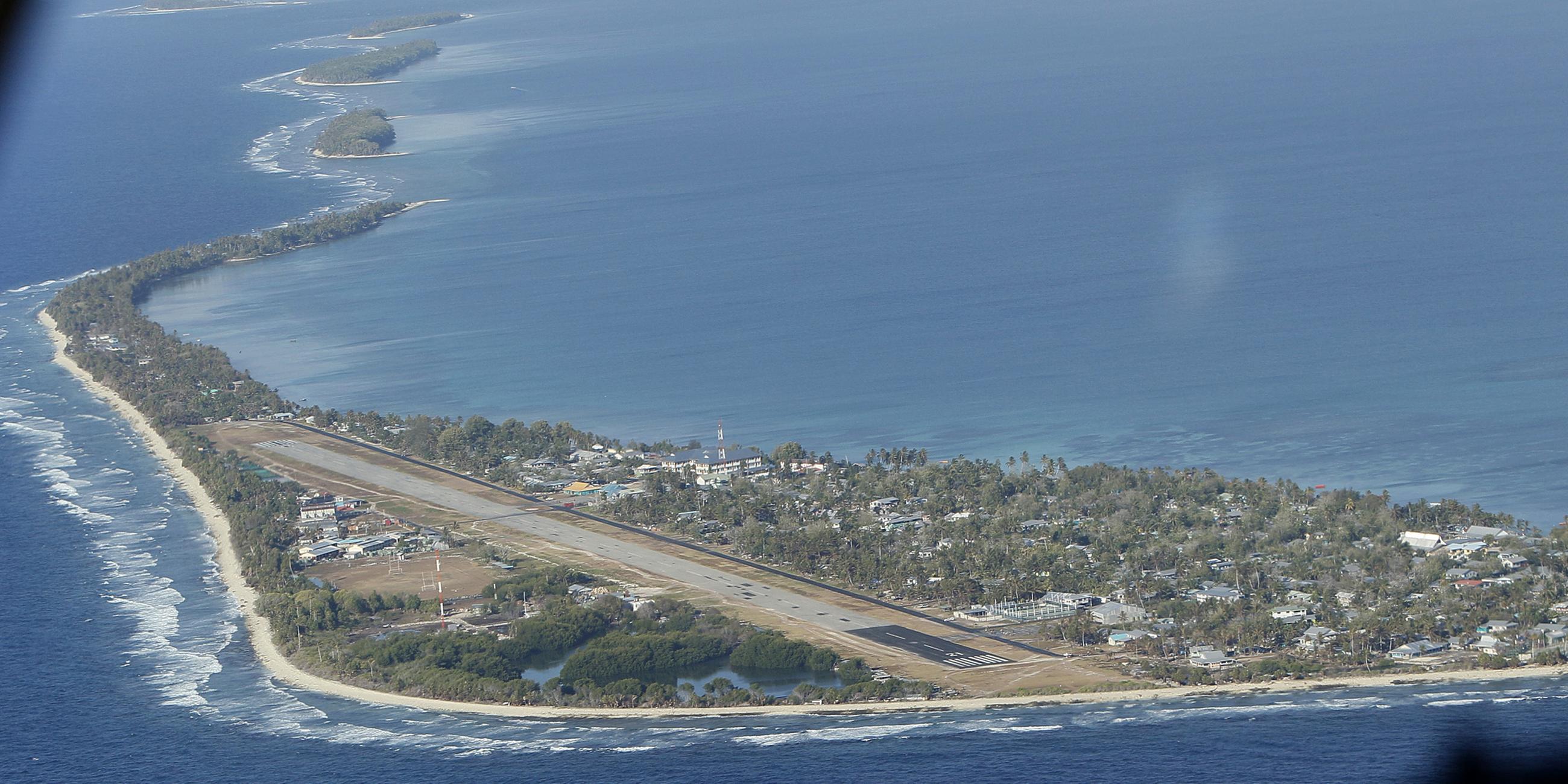 Funafuti, die Hauptinsel des Nationalstaates Tuvalu, wird von einem C130-Flugzeug der neuseeländischen Luftwaffe beim Anflug auf den kleinen Staat im Südpazifik fotografiert.