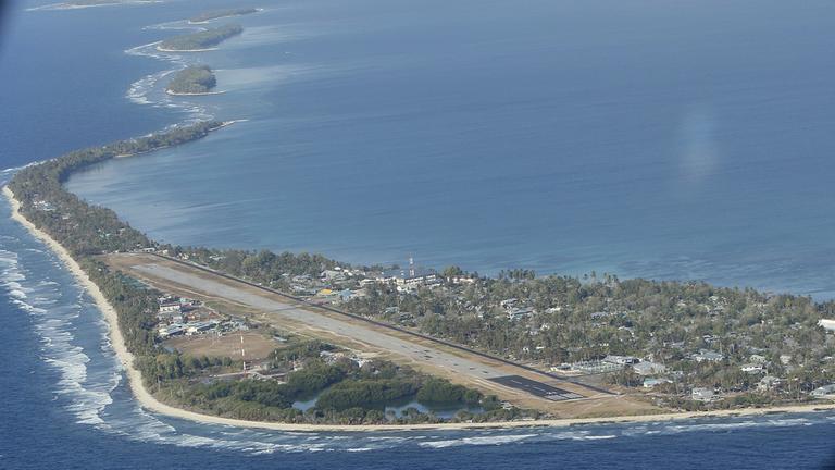 Funafuti, die Hauptinsel des Nationalstaates Tuvalu, wird von einem C130-Flugzeug der neuseeländischen Luftwaffe beim Anflug auf den kleinen Staat im Südpazifik fotografiert.