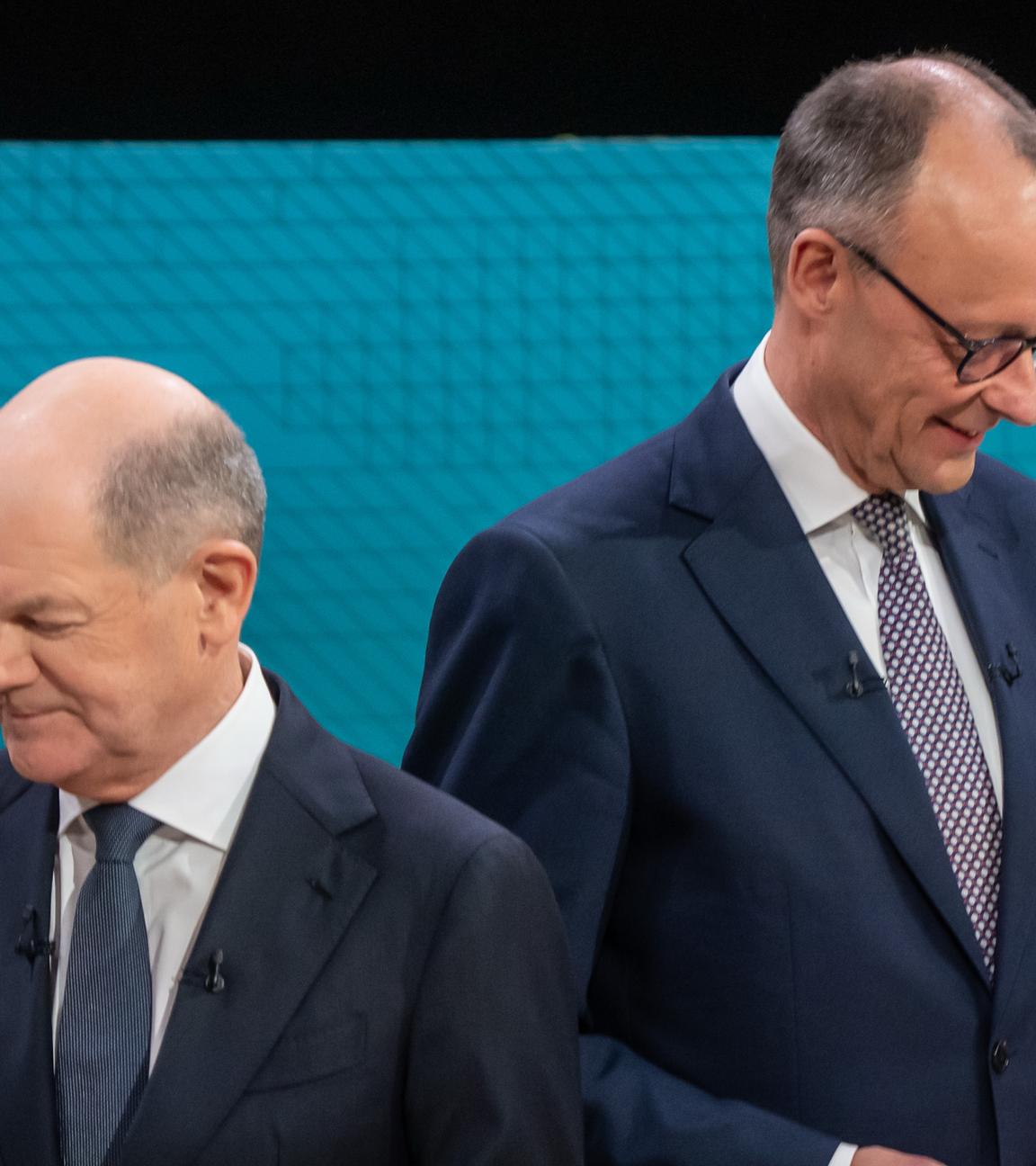 Olaf Scholz und Friedrich Merz wenden sich beim TV-Duell voneinander ab.