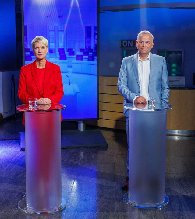 Manuela Schwesig (SPD), die Ministerpräsidentin von Mecklenburg-Vorpommern und Spitzenkandidatin für die Landtagswahl 2026, und Leif-Erik Holm, Ministerpräsidentenkandidat der AfD für die Landtagswahl in Mecklenburg-Vorpommern, bereiten sich auf das TV-Duell im Landesfunkhaus des NDR vor.