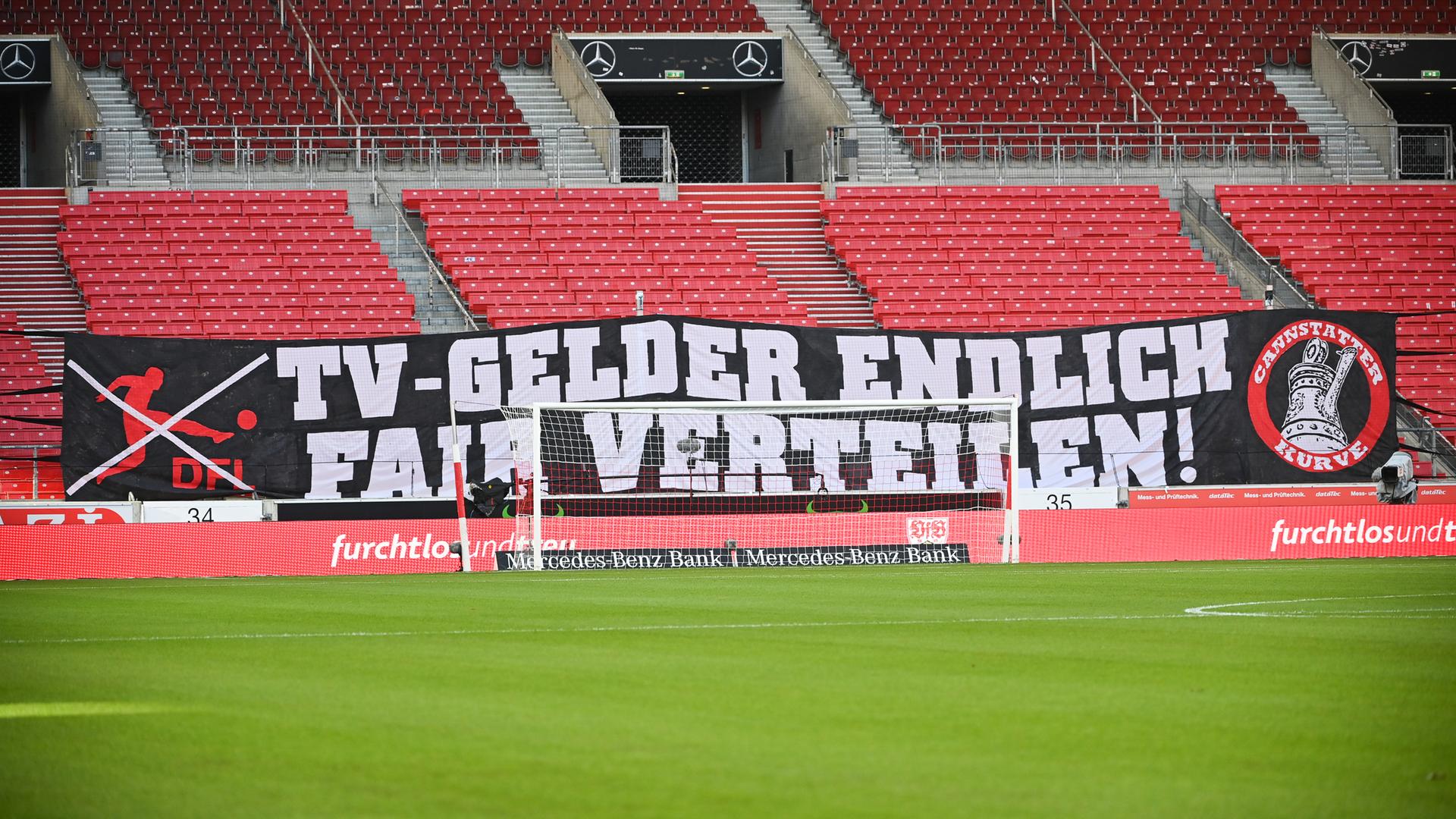 07.11.2020, Fußball-Bundesliga, VfB Stuttgart - Eintracht Frankfurt: "TV-Gelder endlich fair verteilen!" steht auf einem Banner, der in der Cannstatter Kurve gespannt ist.