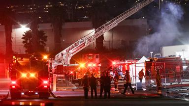 TV-Helikopter stürzt in Los Angeles ab