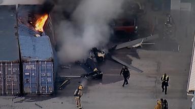 Standbild zeigt Rettungskräfte, die nach dem Absturz eines Hubschraubers in der Nähe eines Busunfalls in Chatsworth, einem Stadtteil von Los Angeles, am Unfallort im Einsatz sind