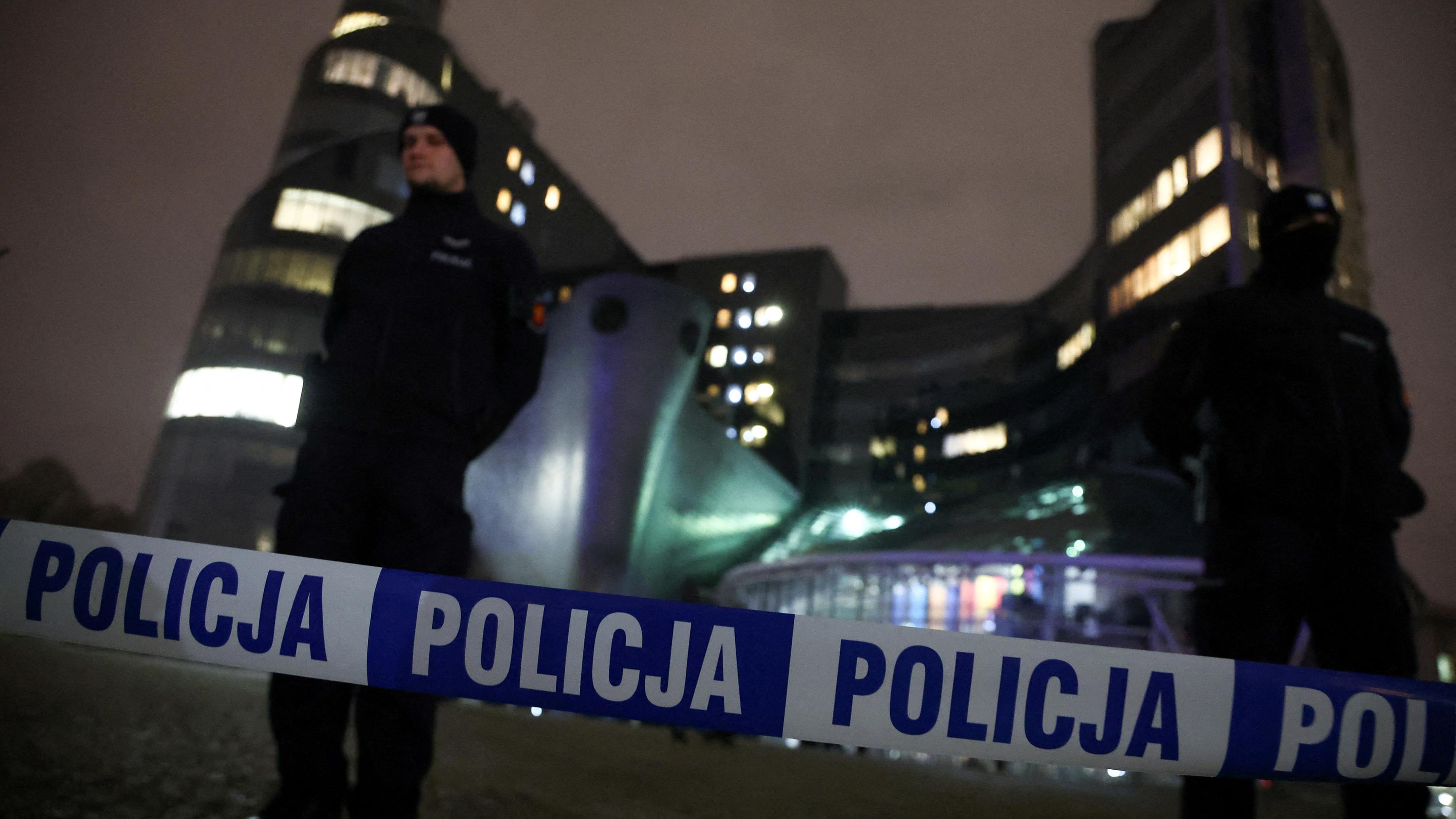 Polizisten stehen vor dem Gebäude des polnischen öffentlich-rechtlichen Fernsehens TVP am 20.12.2023 in Warschau.