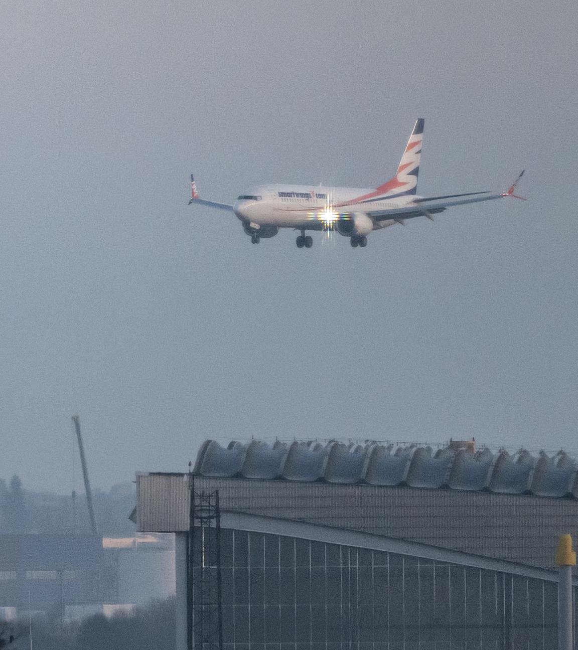 Ein Flugzeug über einem Flughafen