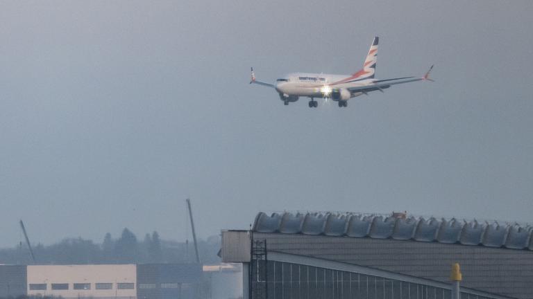 Ein Flugzeug über einem Flughafen