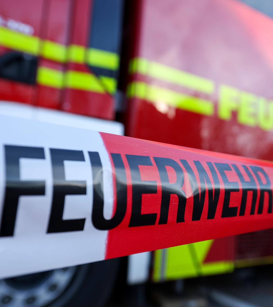 Ein Absperrband der Feuerwehr