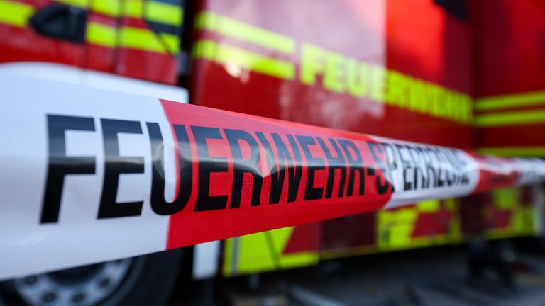 Ein Absperrband der Feuerwehr