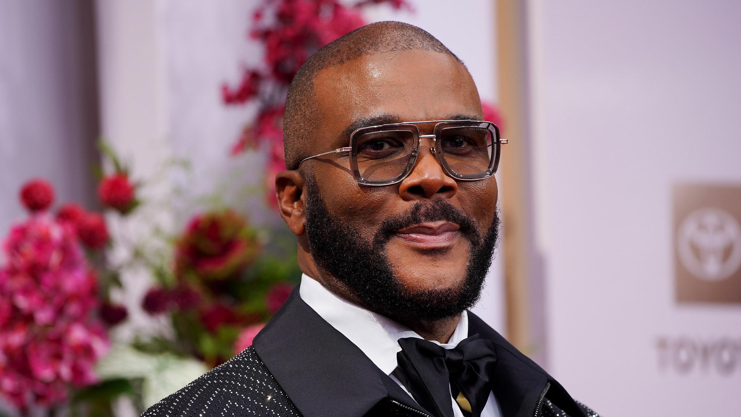 Tyler Perry im schwarzen Anzug und weißem Hemd