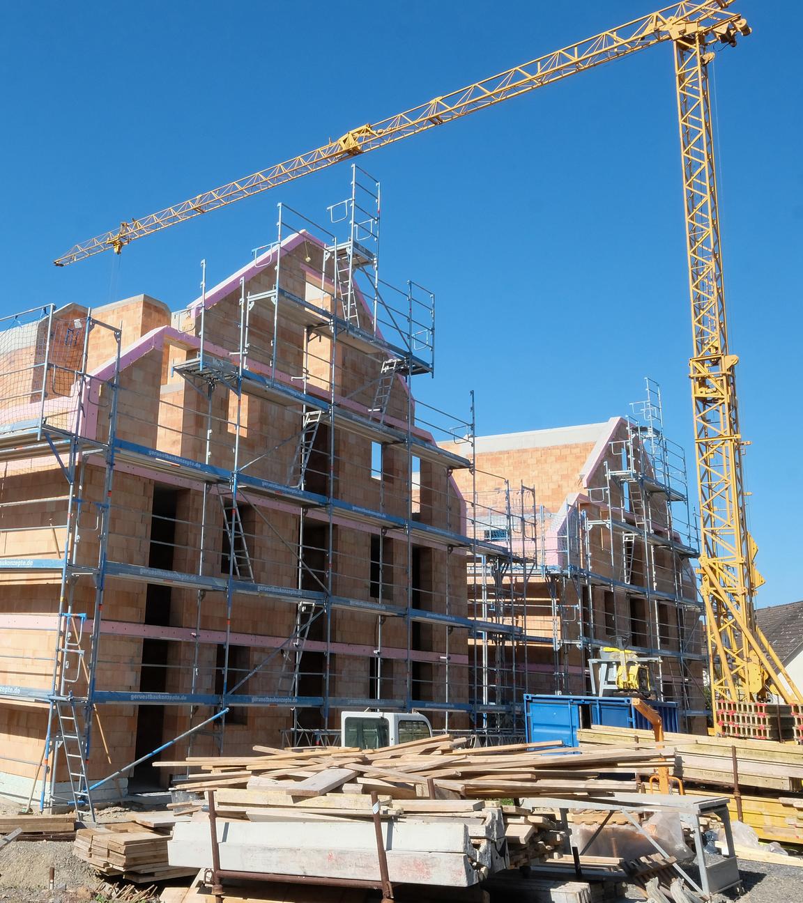 Typical: Baustelle eines Mehrfamilienhauses