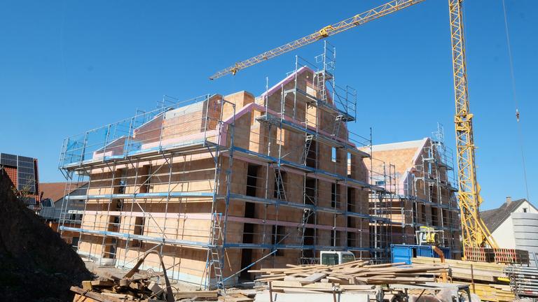 Typical: Baustelle eines Mehrfamilienhauses