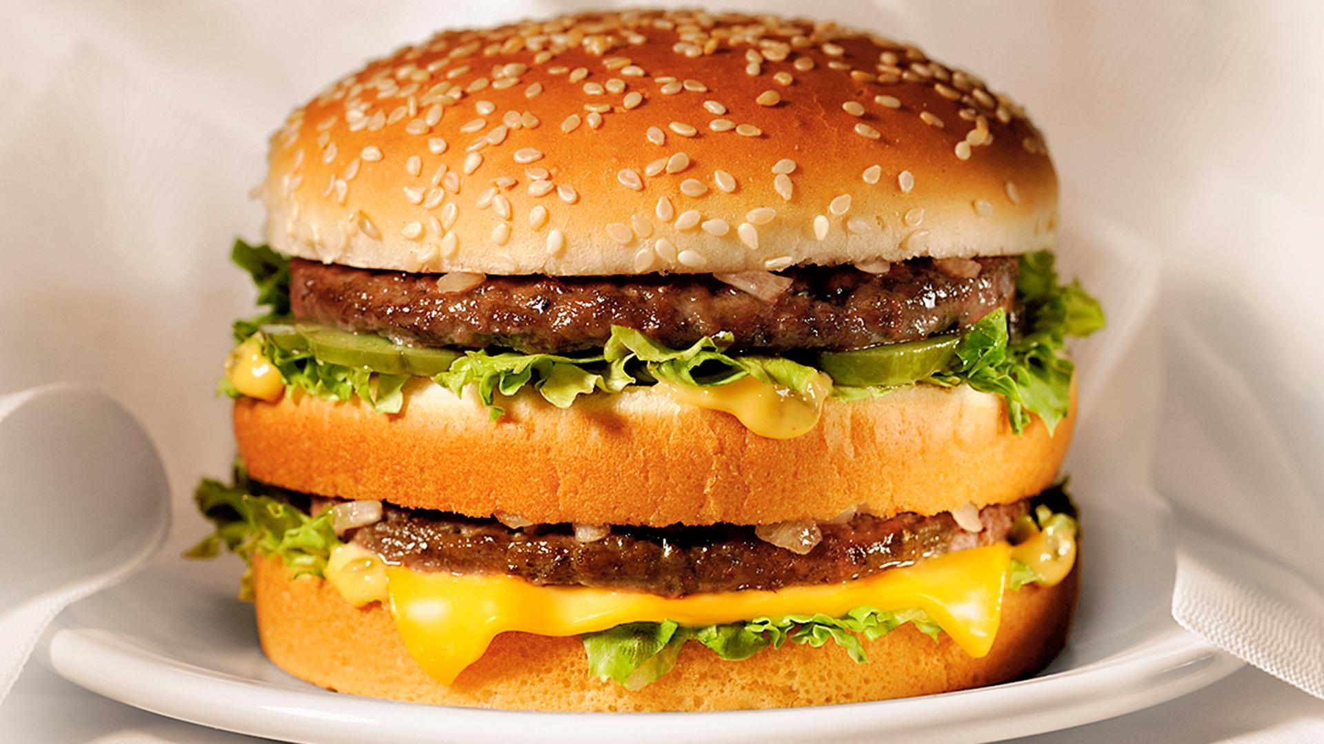 Ein Big Mac auf einem Teller