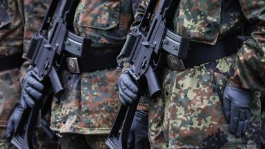 Soldaten der Bundeswehr tragen G36 Sturmgewehre während der Veranstaltung. (Archiv)