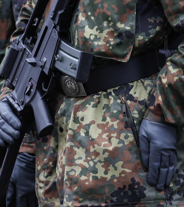 Soldaten der Bundeswehr tragen G36 Sturmgewehre während der Veranstaltung. (Archiv)